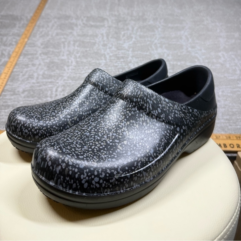 Croc DUal Comfort Black Gray Speckled Nursing Clog Size 11